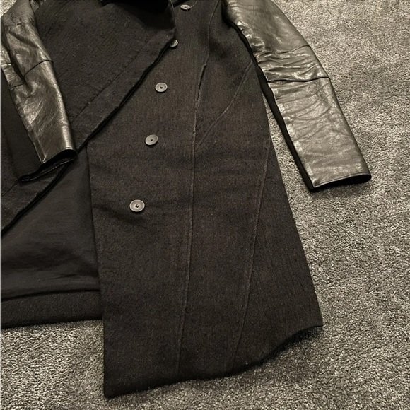 HELMUT LANG BLACK WILLOWED FELT LEATHER-SLEEVE COAT - Picture 2 of 9